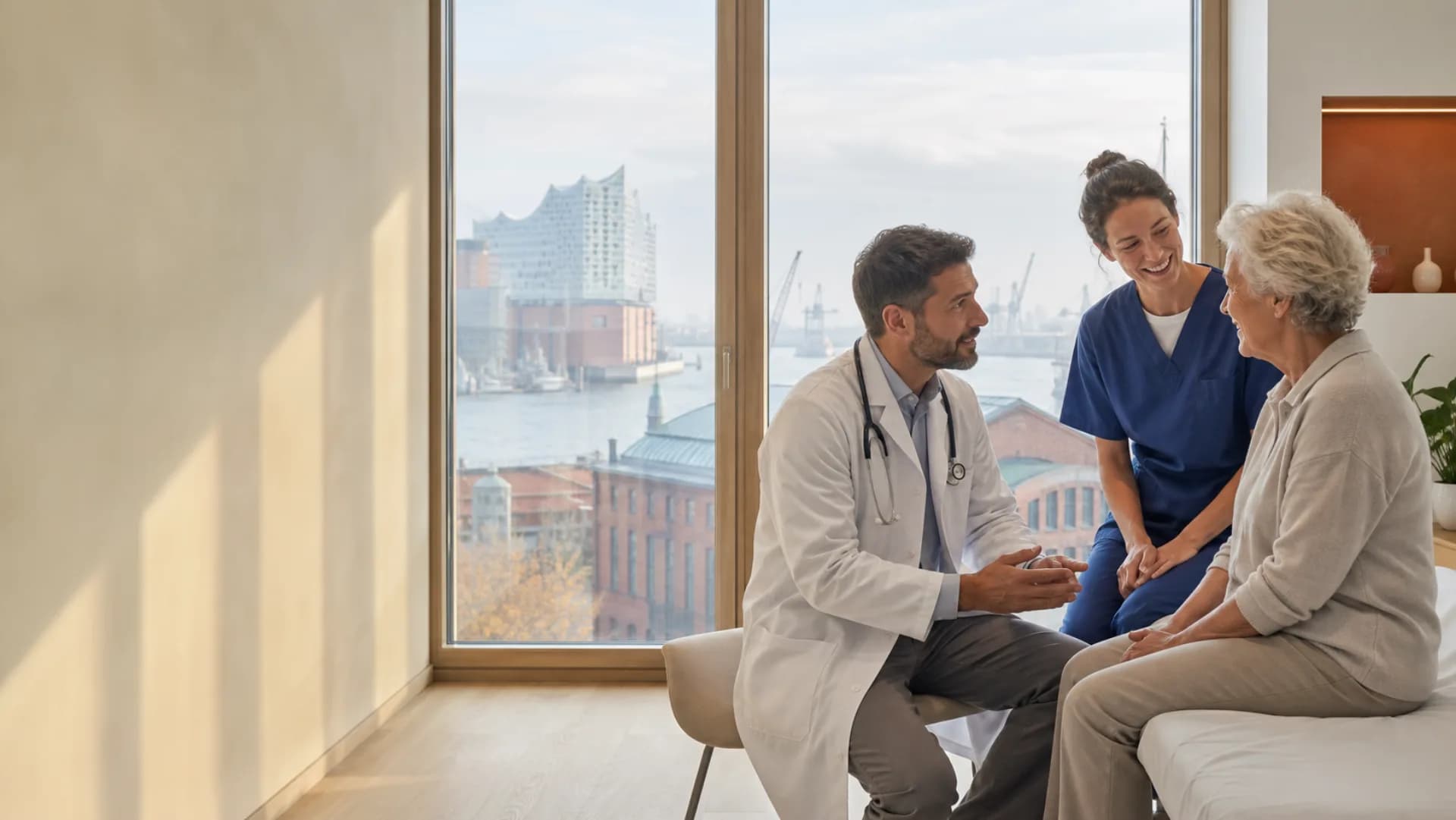 Un médico y una enfermera conversan con una paciente en una clínica de Hamburgo con vistas al puerto