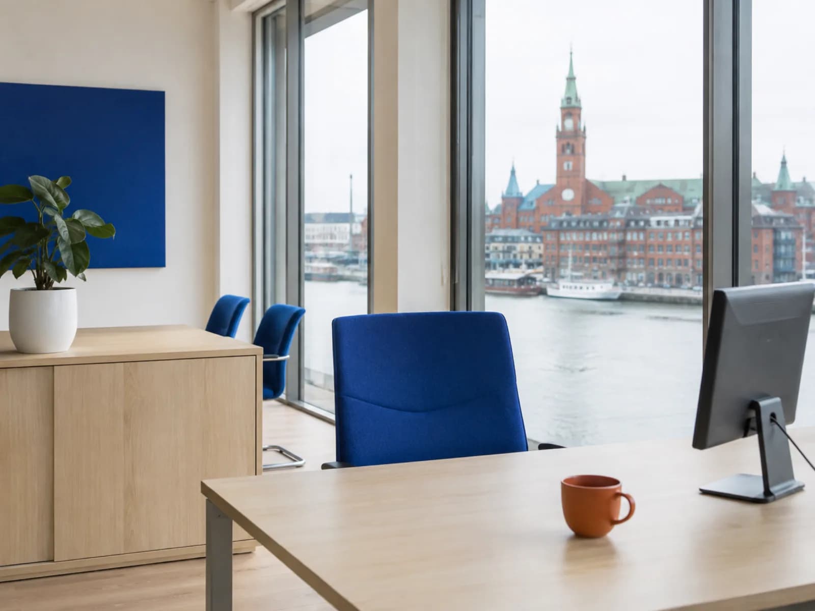 Oficina moderna con vistas al río Elba en Hamburgo